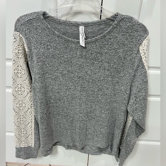 Light Sweater top and jogger pants - Picture 5 of 7